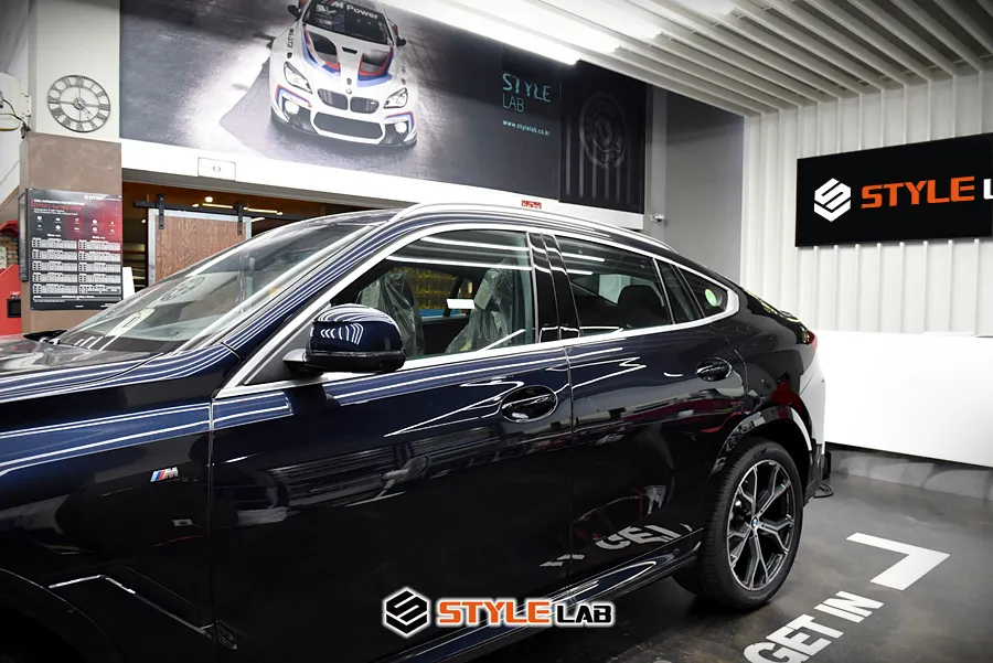BMW X6 G06のカーラッピング事例:クロームパーツをブラック化 施工写真 2-1