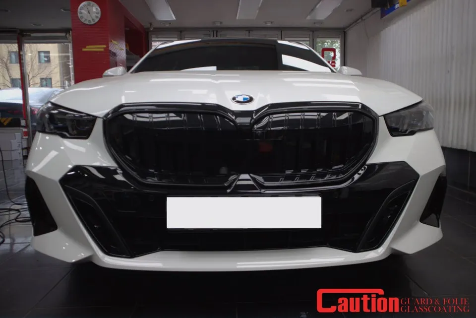 BMW 5 Seriesのグリルラッピング事例|費用目安・仕上がり 施工写真 3-2