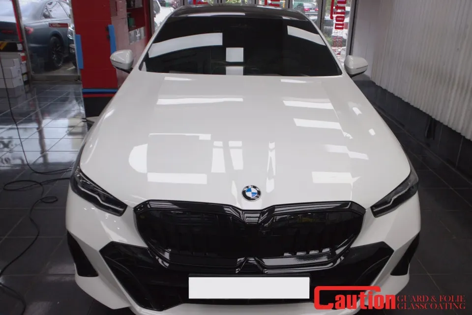 BMW 5 Seriesのグリルラッピング事例|費用目安・仕上がり 施工写真 1-3