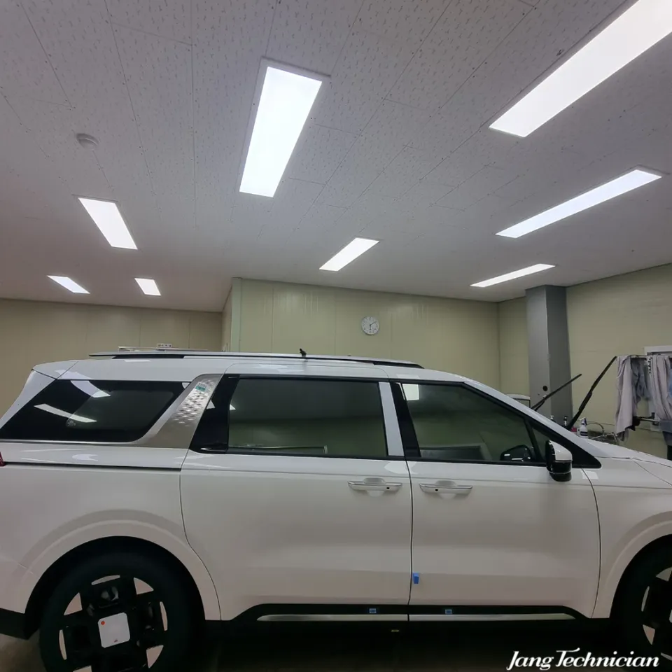 Kia Carnival KA4のカーフィルム施工事例 施工写真 3
