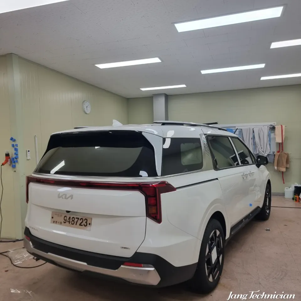 Kia Carnival KA4のカーフィルム施工事例 施工写真 4