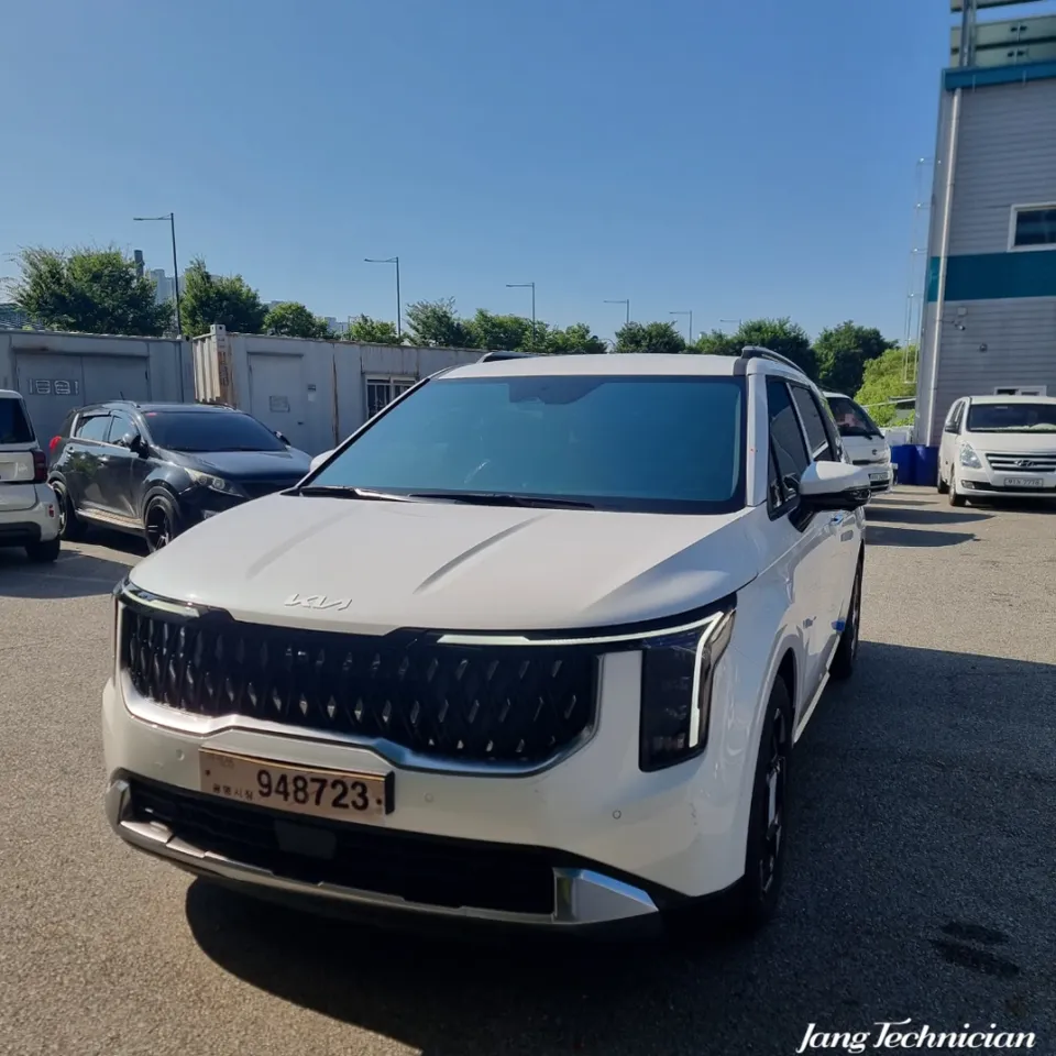 Kia Carnival KA4のカーフィルム施工事例 施工写真 5