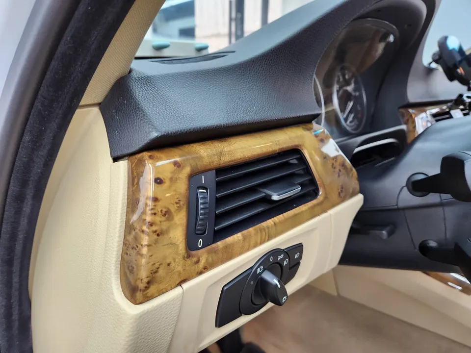 BMW 3 Seriesのカーラッピング事例|費用目安・仕上がり 施工写真 3-1