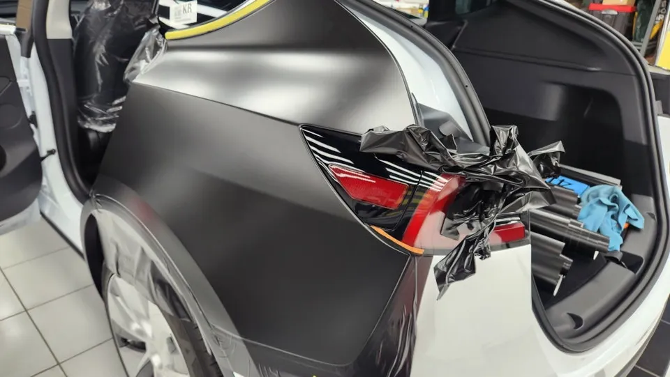 Tesla Model YのPPF施工事例 施工写真 1-2