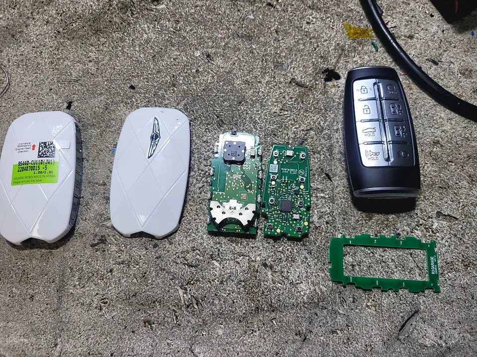 Genesis G80 RG3 oem options - Genesis G80 RG3 8-Button Smart Key to GV60 Smart Key Conversion R photo 3