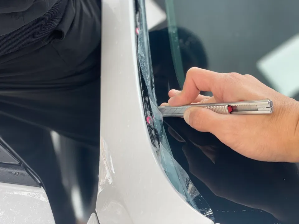 Kia K5のPPF施工事例|フロントガラスの飛び石対策 施工写真 1-3