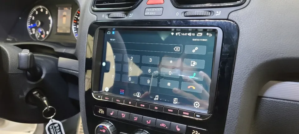 Volkswagen SciroccoのAndroid Auto・CarPlay取付事例 施工写真 1-3