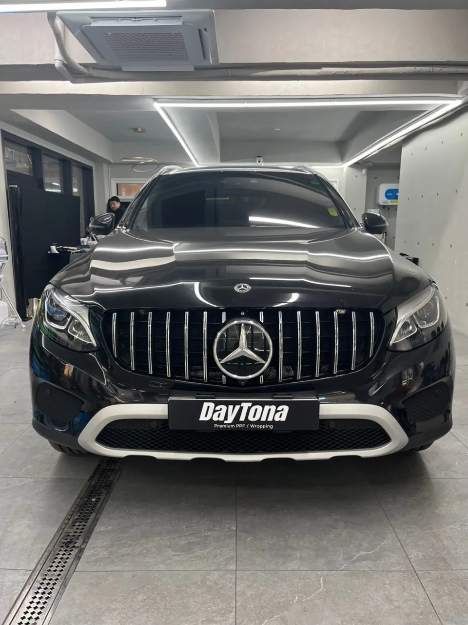 Mercedes-Benz GLCのカーラッピング事例|ポルシェグリーン 施工写真 1-2