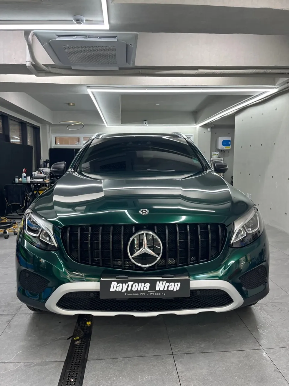 Mercedes-Benz GLCのカーラッピング事例|ポルシェグリーン 施工写真 2-2