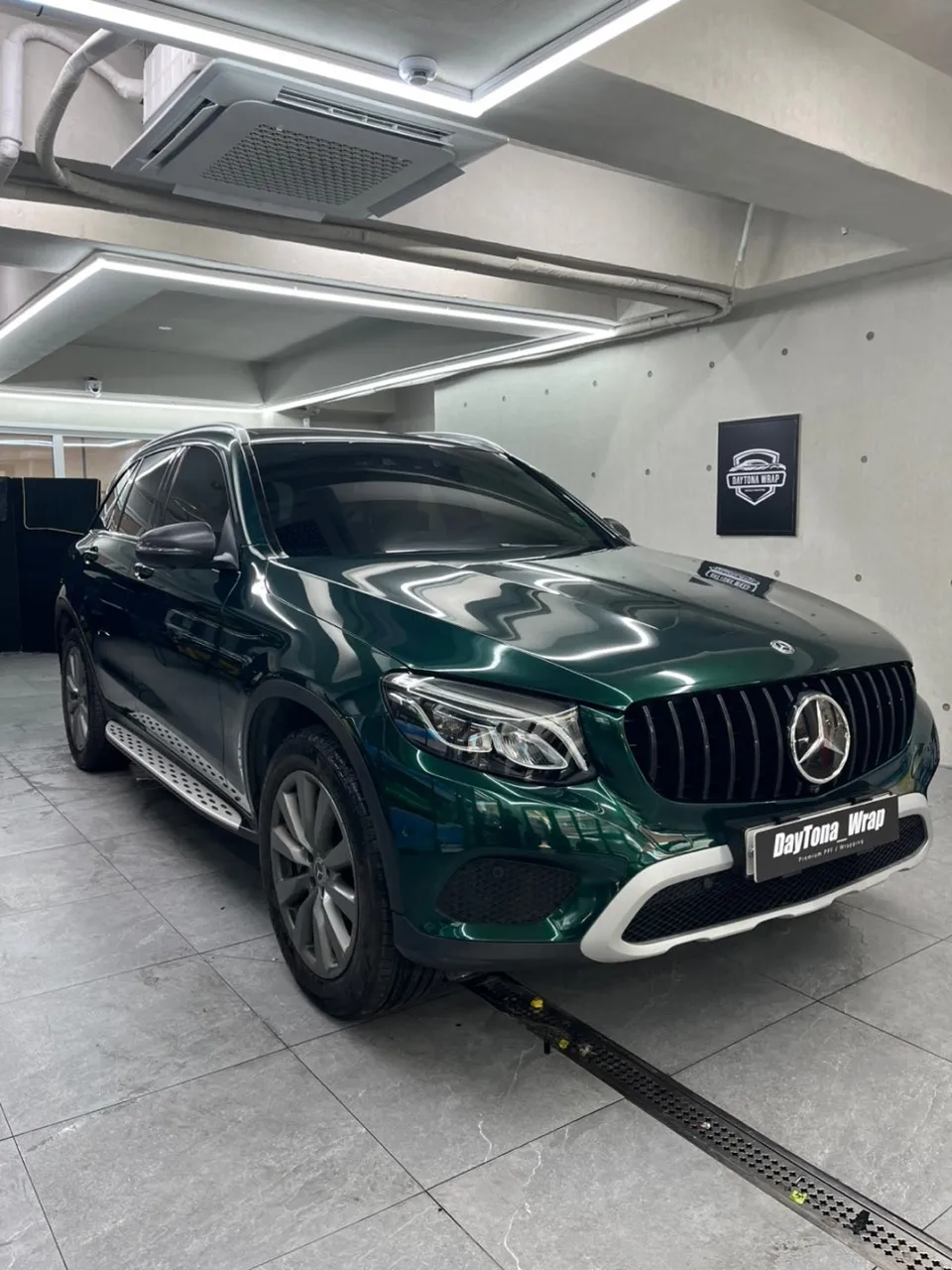 Mercedes-Benz GLCのカーラッピング事例|ポルシェグリーン 施工写真 1-3