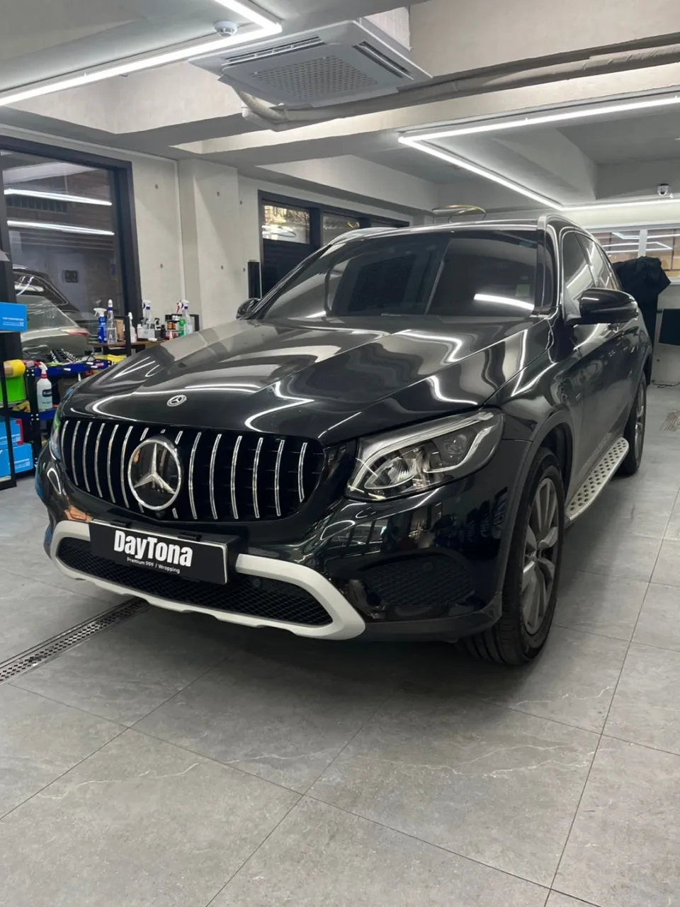Mercedes-Benz GLCのカーラッピング事例|ポルシェグリーン 施工写真 2-3