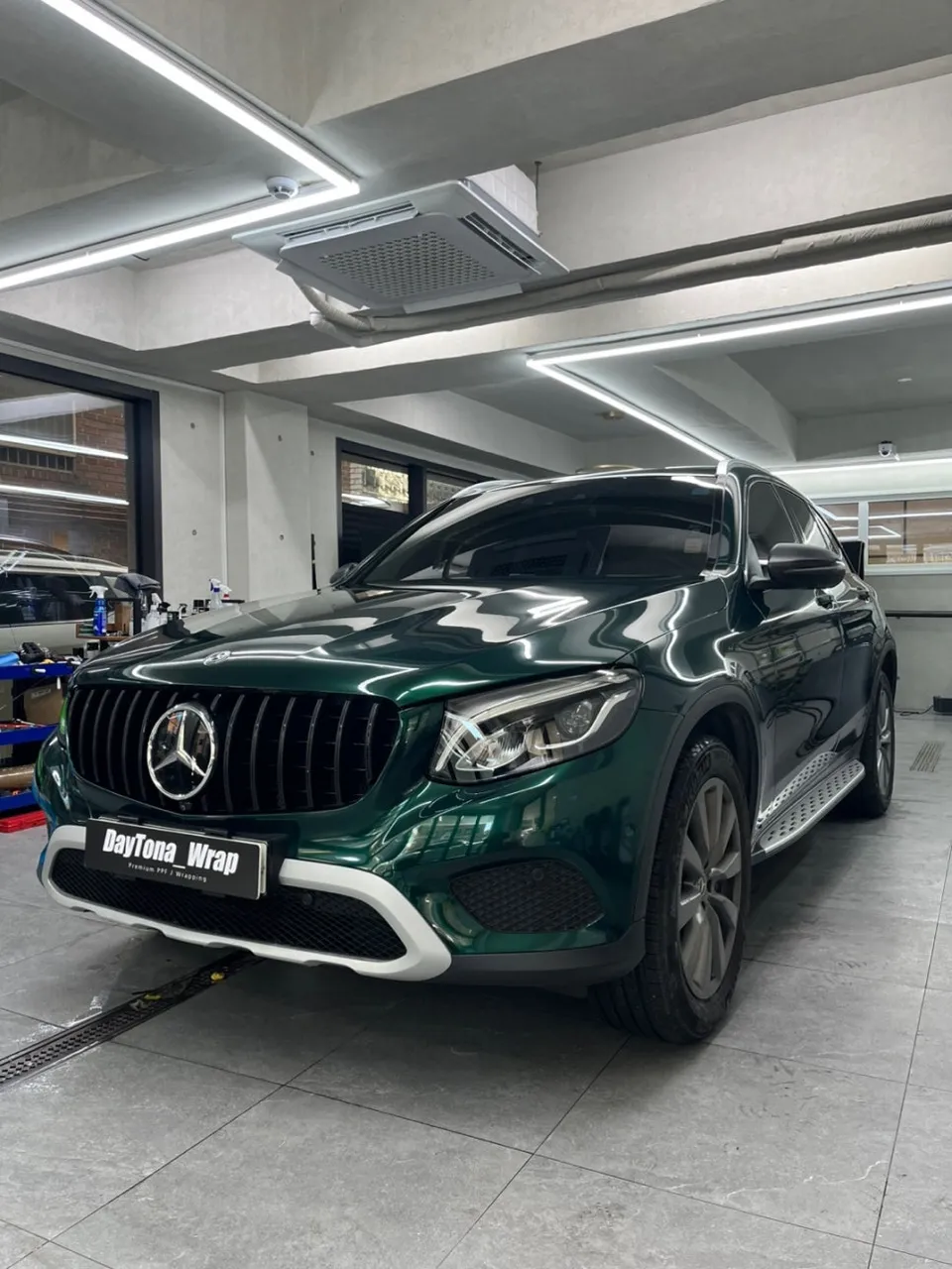 Mercedes-Benz GLCのカーラッピング事例|ポルシェグリーン 施工写真 3-3
