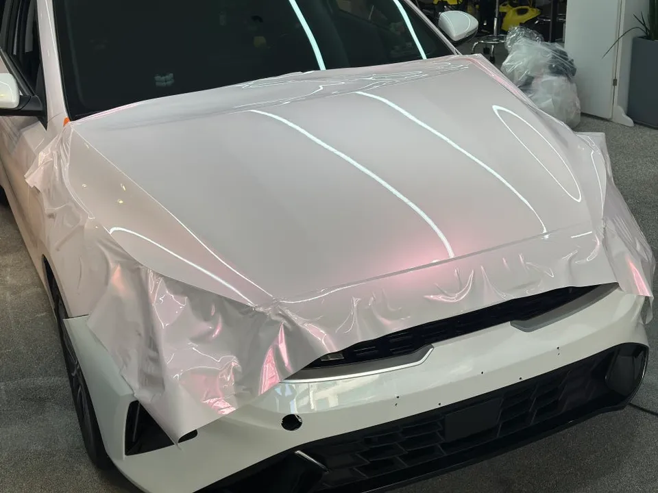 Kia K3のカーラッピング事例｜ホワイトピンクで個性を演出 施工写真 2-2