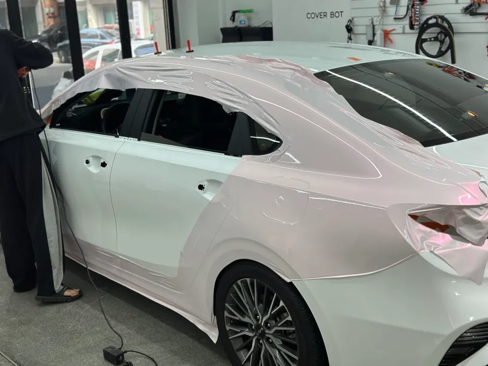 Kia K3のカーラッピング事例｜ホワイトピンクで個性を演出 施工写真 3-2
