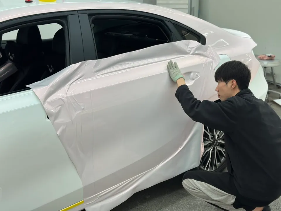 Kia K3のカーラッピング事例｜ホワイトピンクで個性を演出 施工写真 4-2