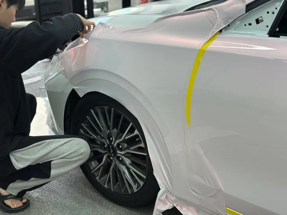 Kia K3のカーラッピング事例｜ホワイトピンクで個性を演出 施工写真 1-3