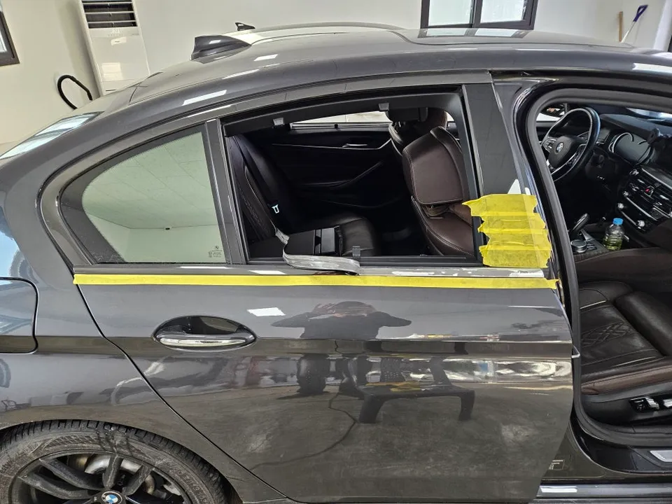 BMW 5 Series vinyl wrap - BMW 5 Series Vinyl Wrap Review — Chrome Delete for a Sleek Look photo 3