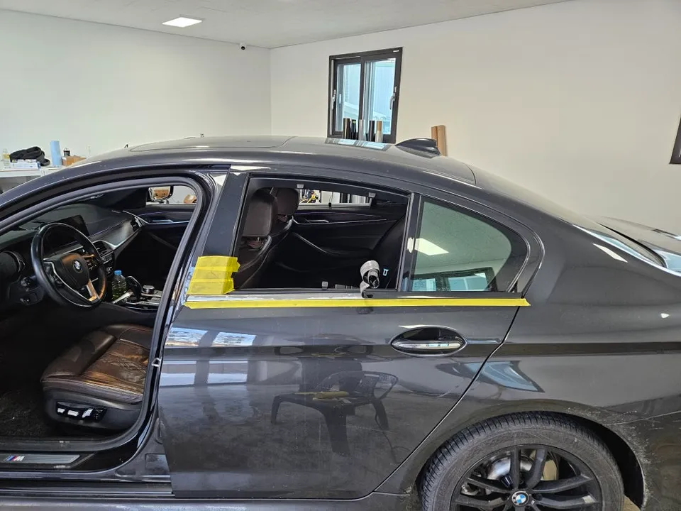 BMW 5 Series vinyl wrap - BMW 5 Series Vinyl Wrap Review — Chrome Delete for a Sleek Look photo 4