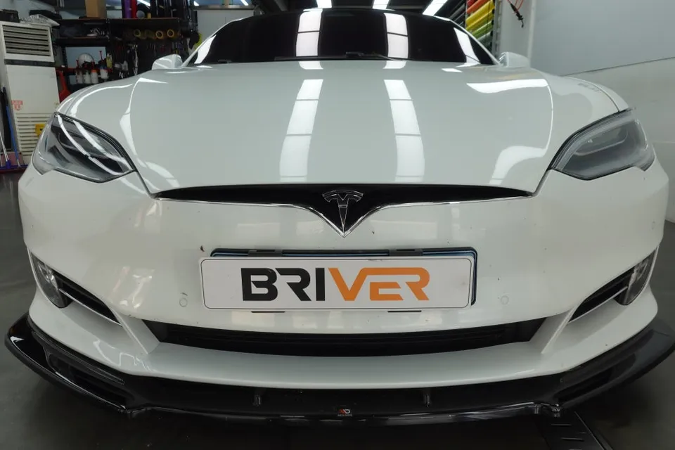 Tesla Model Sのカーラッピング事例|費用目安・仕上がり 施工写真 2-1