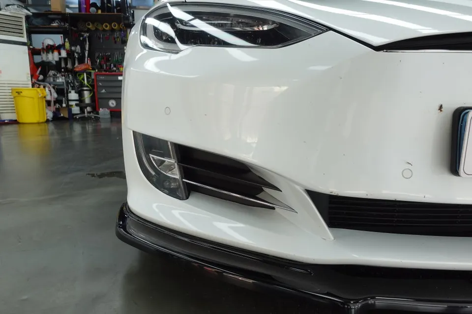 Tesla Model Sのカーラッピング事例|費用目安・仕上がり 施工写真 3-1