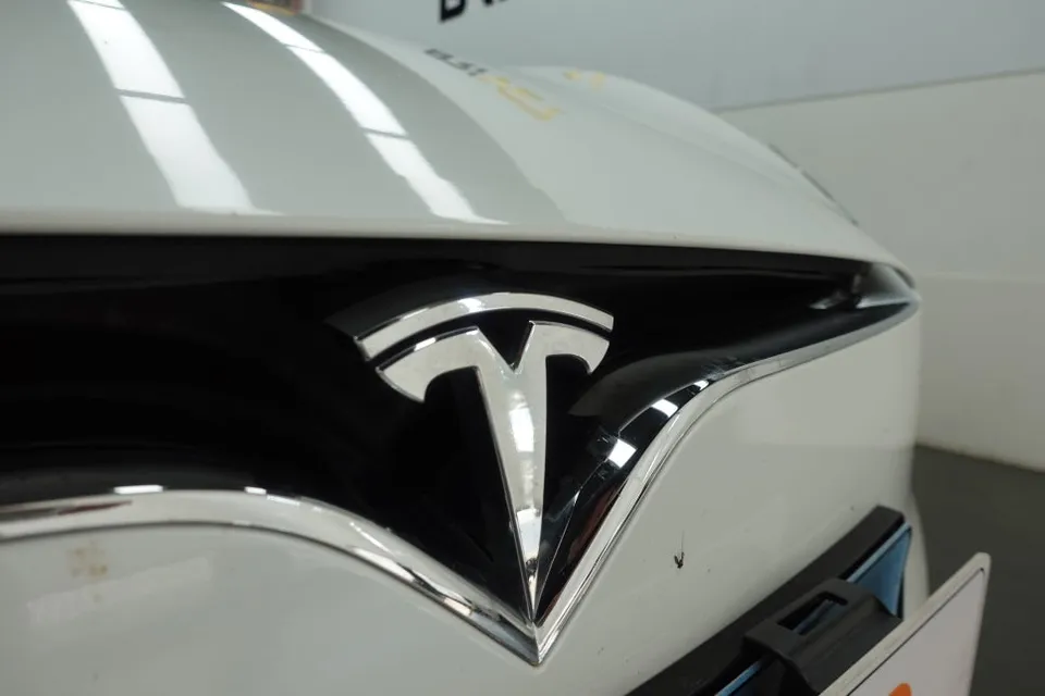 Tesla Model Sのカーラッピング事例|費用目安・仕上がり 施工写真 1-2