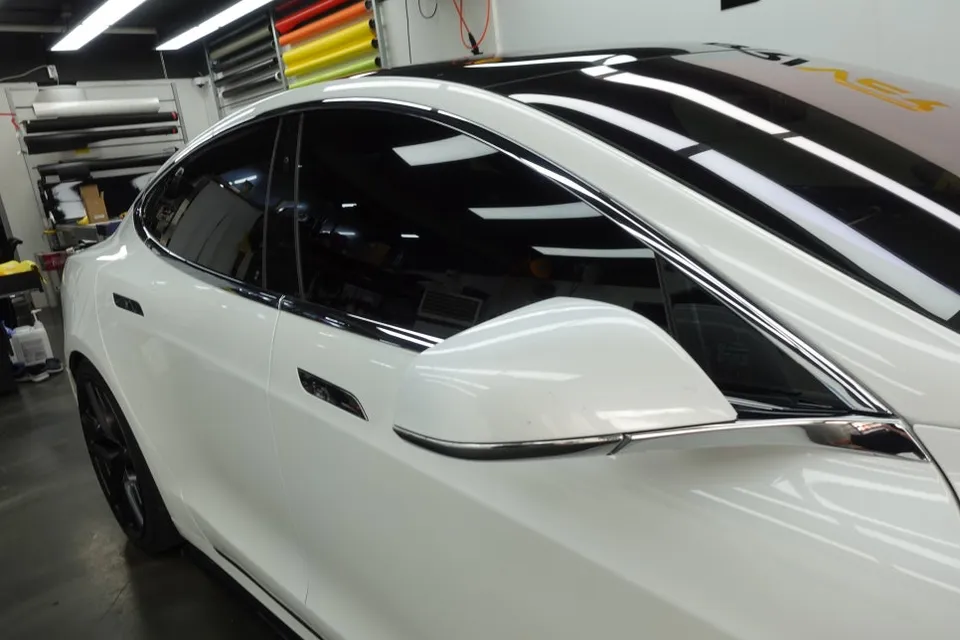 Tesla Model Sのカーラッピング事例|費用目安・仕上がり 施工写真 2-2