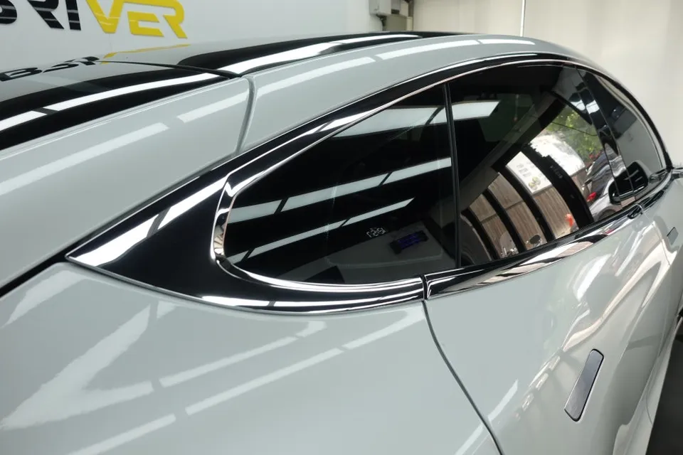Tesla Model Sのカーラッピング事例|費用目安・仕上がり 施工写真 3-2