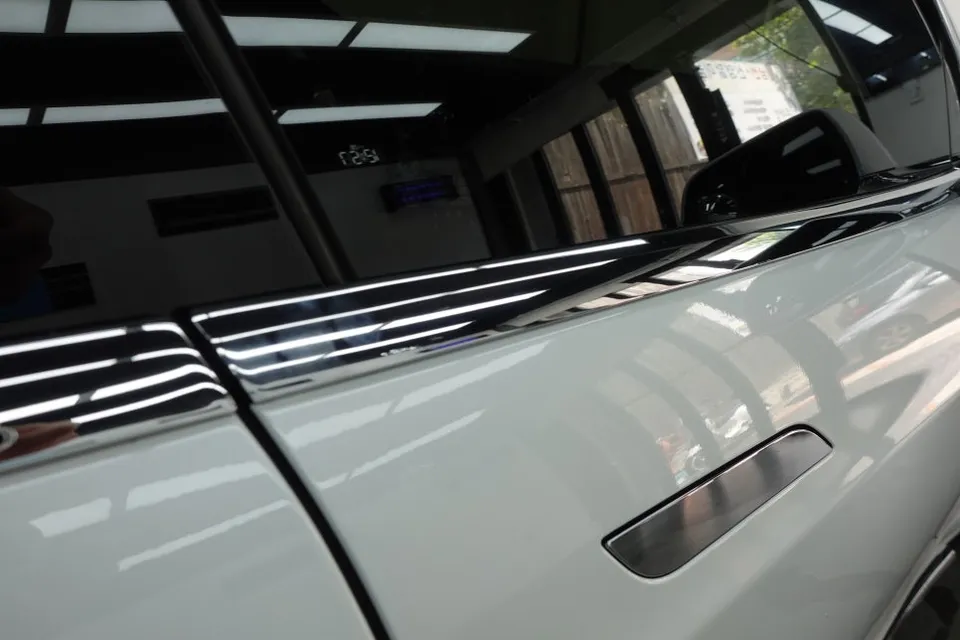 Tesla Model Sのカーラッピング事例|費用目安・仕上がり 施工写真 3-3