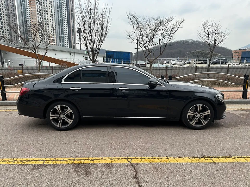 ベンツ W213 カーラッピング事例|3Mホワイトゴールドの輝き 施工写真 1-1