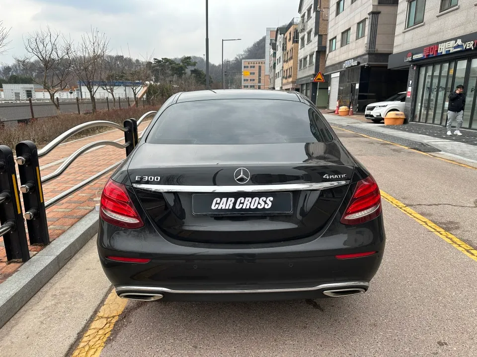ベンツ W213 カーラッピング事例|3Mホワイトゴールドの輝き 施工写真 3-1