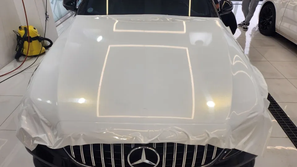 ベンツ W213 カーラッピング事例|3Mホワイトゴールドの輝き 施工写真 2-3