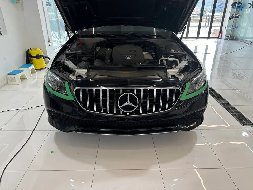 ベンツ W213 カーラッピング事例|3Mホワイトゴールドの輝き 施工写真 3-3