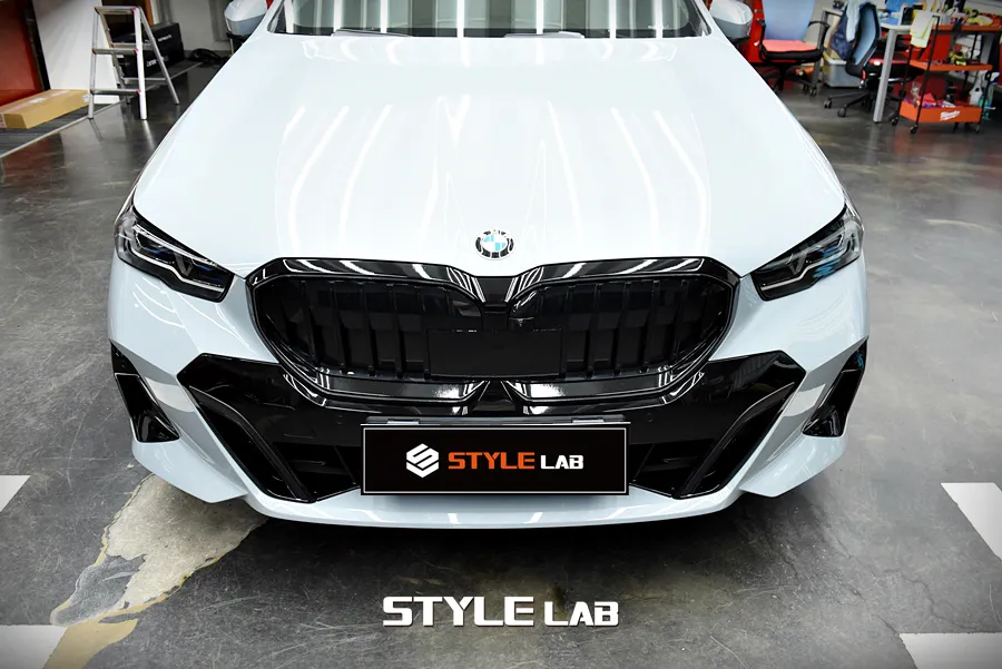 BMW 5 Series vinyl wrap - BMW 5 Series Gloss Black Kidney Grille Wrap Review photo 4