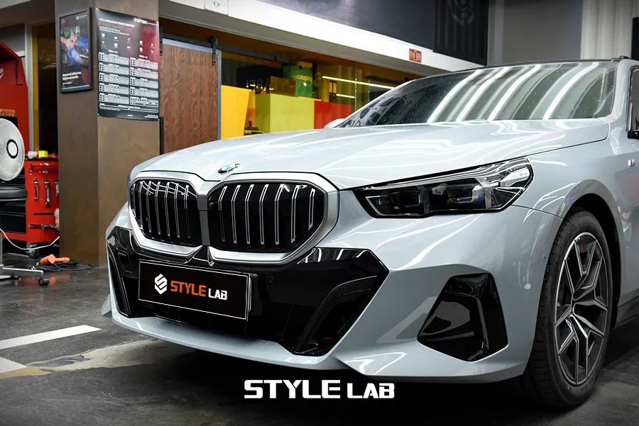 BMW 5 Series vinyl wrap - BMW 5 Series Gloss Black Kidney Grille Wrap Review photo 5