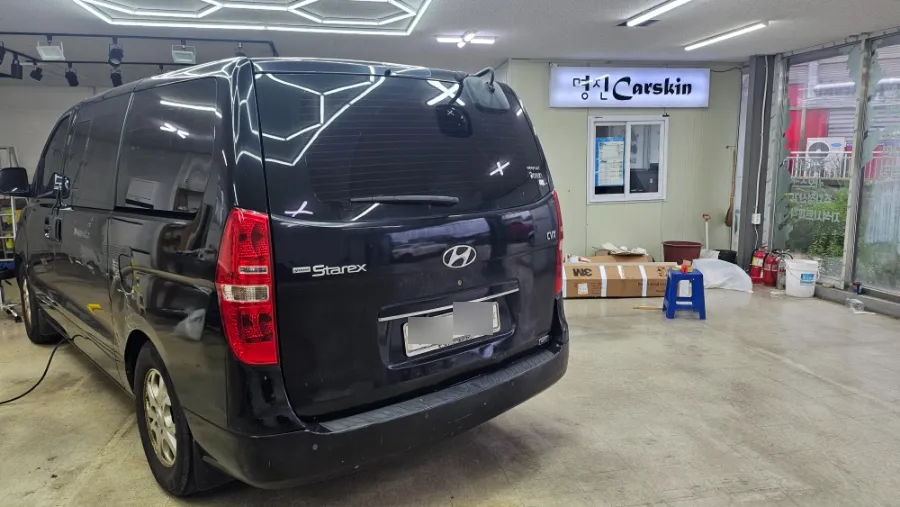 Hyundai Starexのカーラッピング事例|費用目安・仕上がり 施工写真 2-1