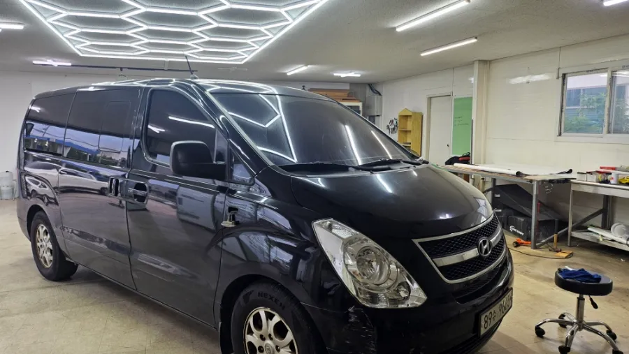 Hyundai Starexのカーラッピング事例|費用目安・仕上がり 施工写真 1-2