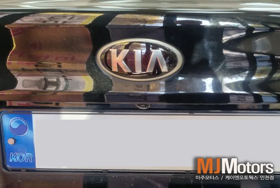 Kia K900 steering wheel - Kia K900 Steering Wheel Customization: Napa Leather Upgrade photo 3