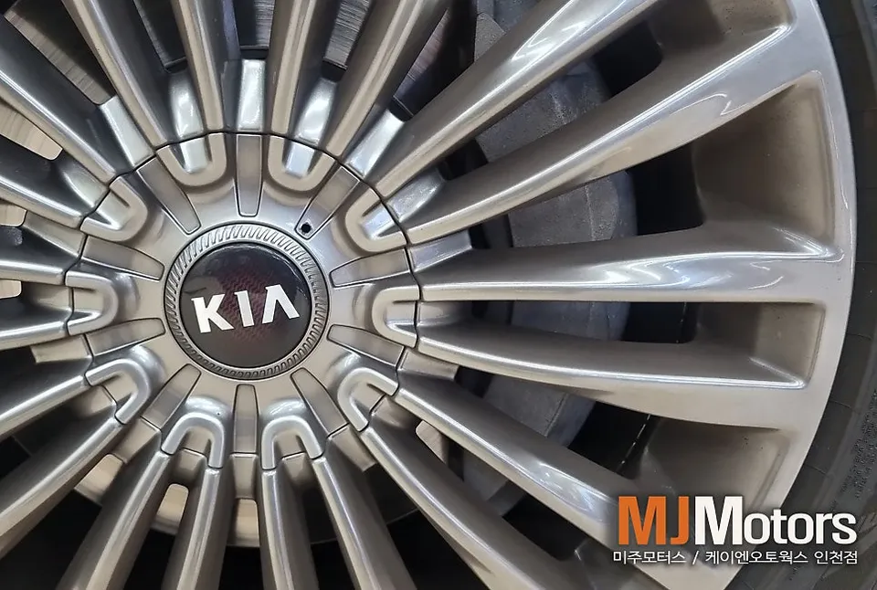 Kia K900 steering wheel - Kia K900 Steering Wheel Customization: Napa Leather Upgrade photo 4
