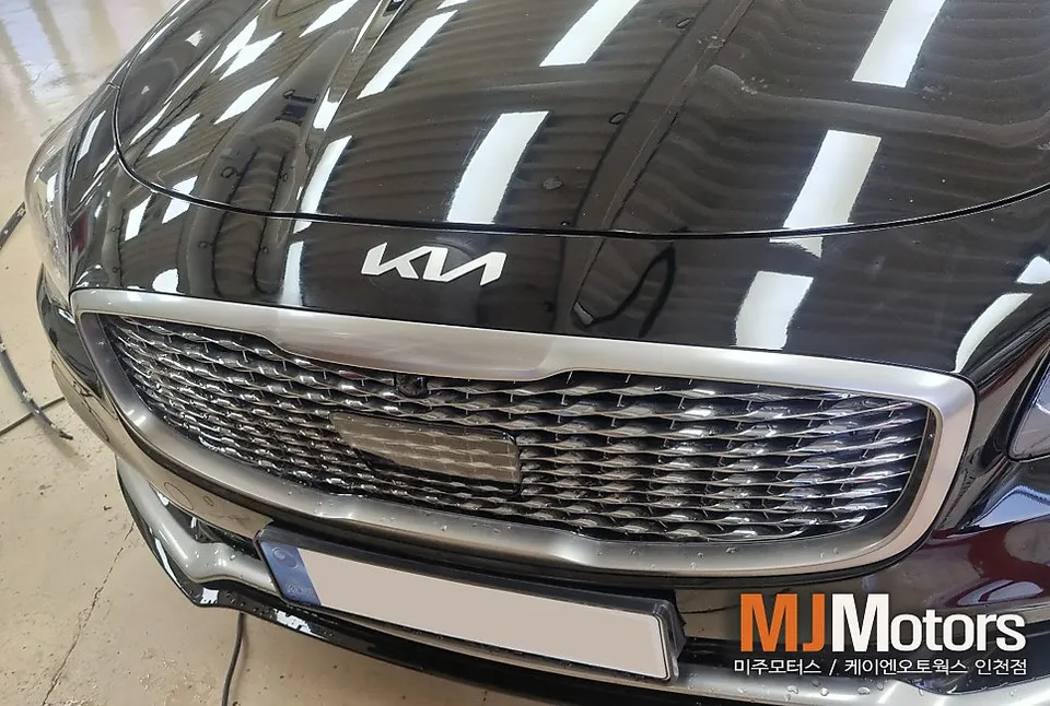 Kia K900 steering wheel - Kia K900 Steering Wheel Customization: Napa Leather Upgrade photo 6