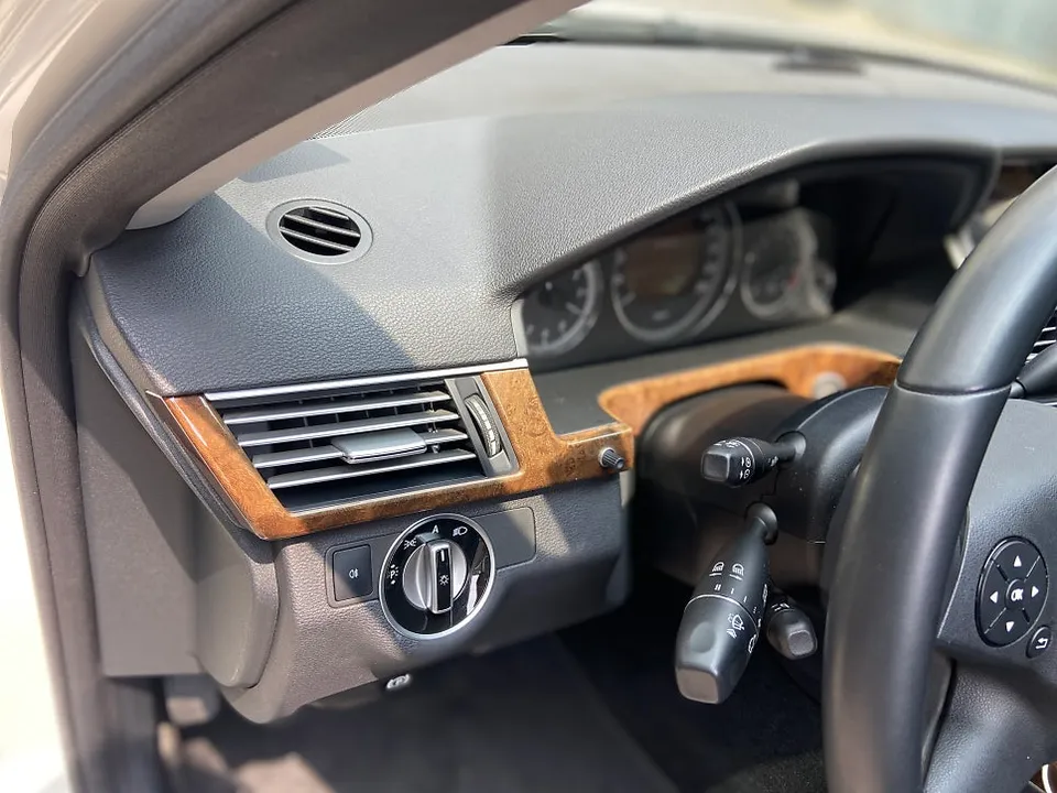 メルセデス・ベンツ Eクラス W212の室内ラッピング事例 施工写真 2-3