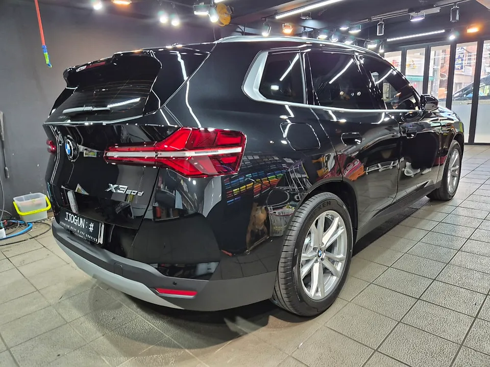BMW X3のカーラッピング事例|クロームパーツをブラック化 施工写真 2-1