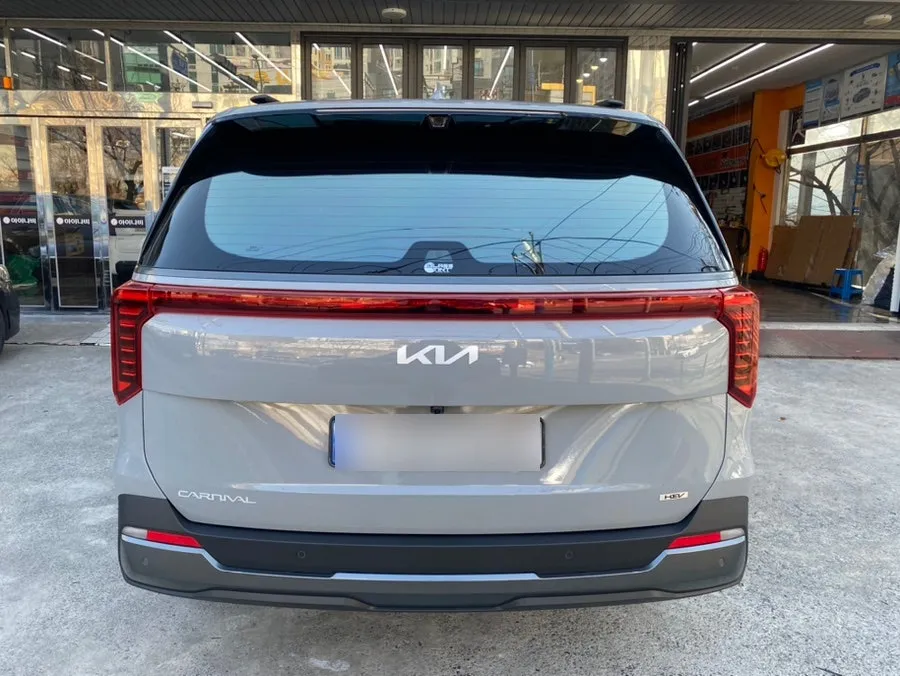 Kia Carnival KA4 body kit - Kia Carnival KA4 Body Kit Installation Review photo 4