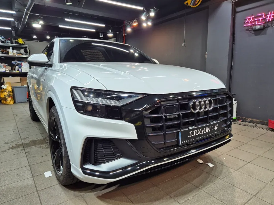 Audi Q8のカーラッピング事例｜クローム除去で印象激変 施工写真 3-1