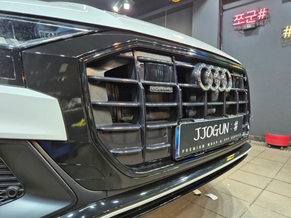 Audi Q8のカーラッピング事例｜クローム除去で印象激変 施工写真 1-2