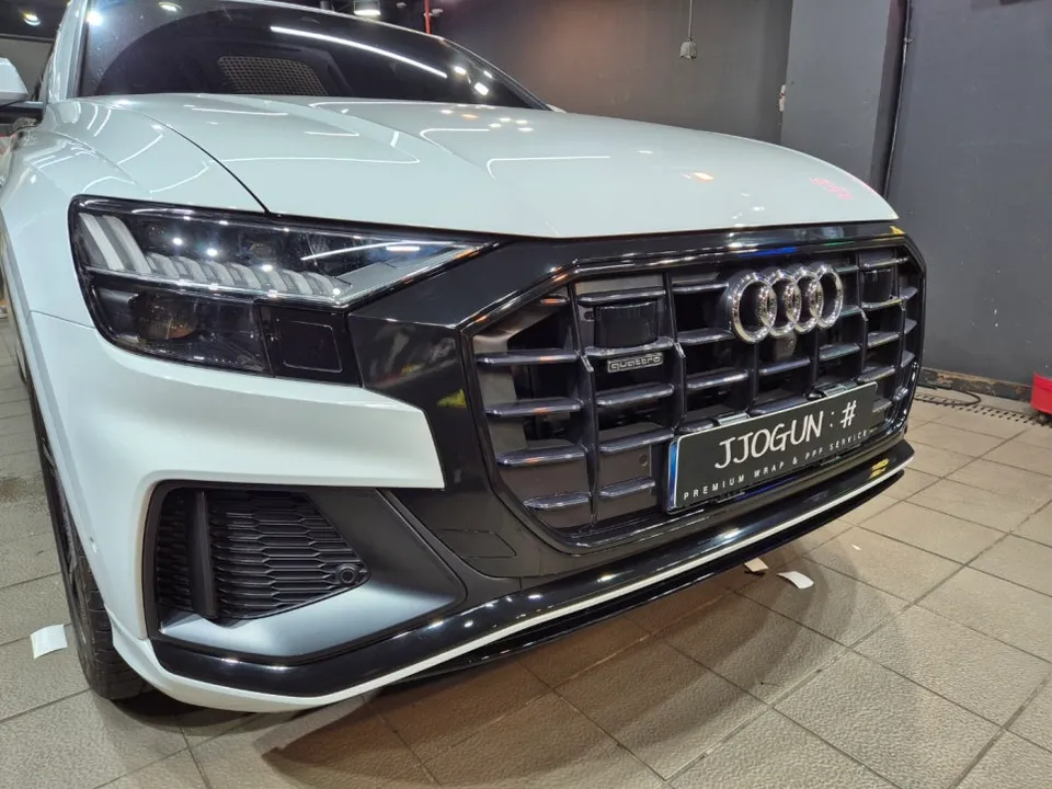 Audi Q8のカーラッピング事例｜クローム除去で印象激変 施工写真 2-2