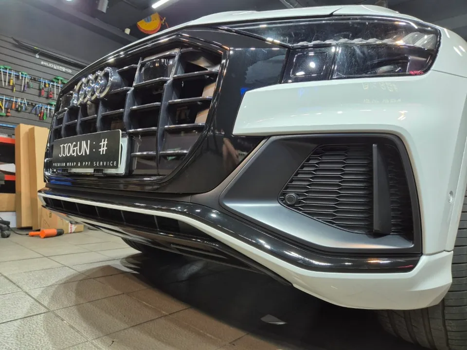 Audi Q8のカーラッピング事例｜クローム除去で印象激変 施工写真 3-2