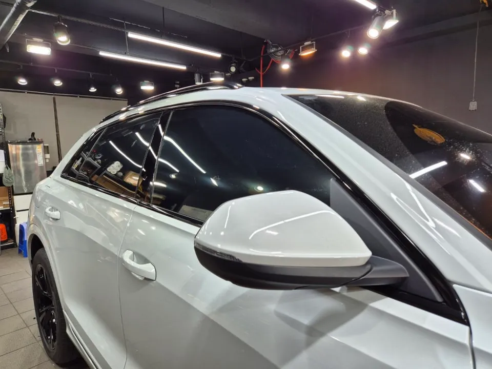 Audi Q8のカーラッピング事例｜クローム除去で印象激変 施工写真 2-3