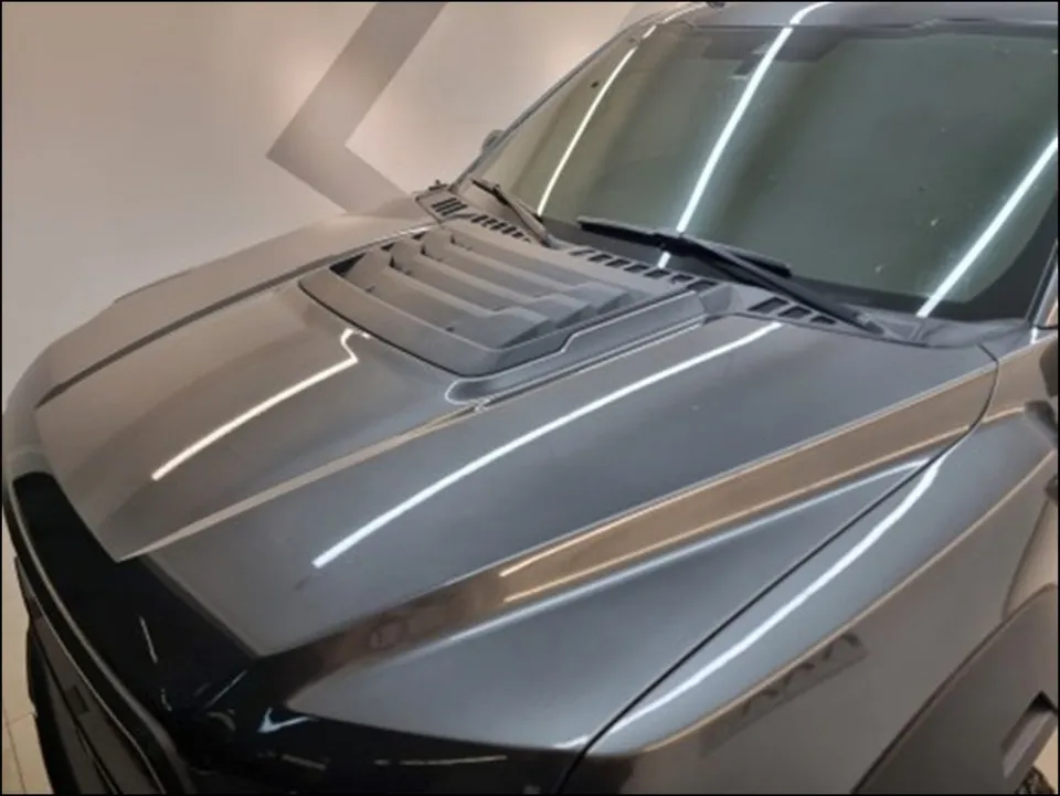 Fordのカーラッピング事例 施工写真 2-1
