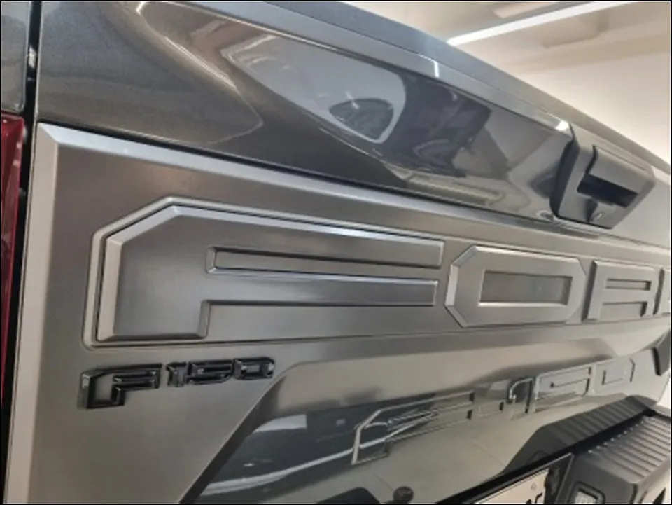 Fordのカーラッピング事例 施工写真 1-2