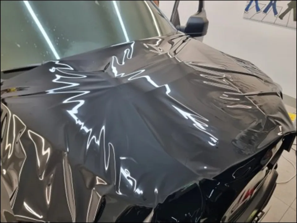 Fordのカーラッピング事例 施工写真 4-2